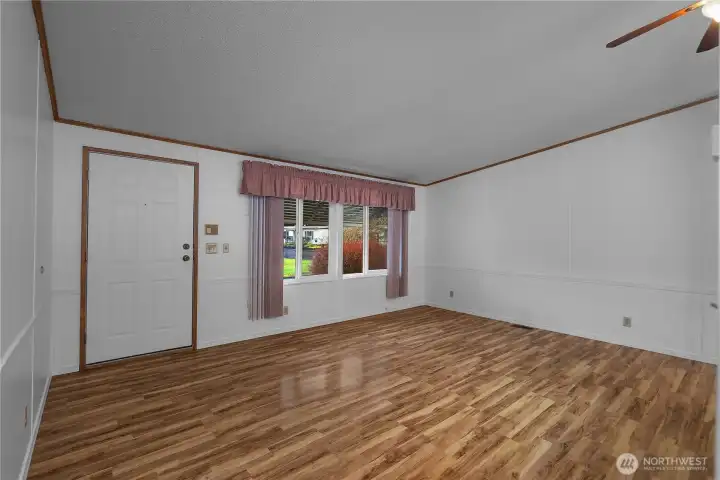 This is a nice big LR, with a ceiling fan.