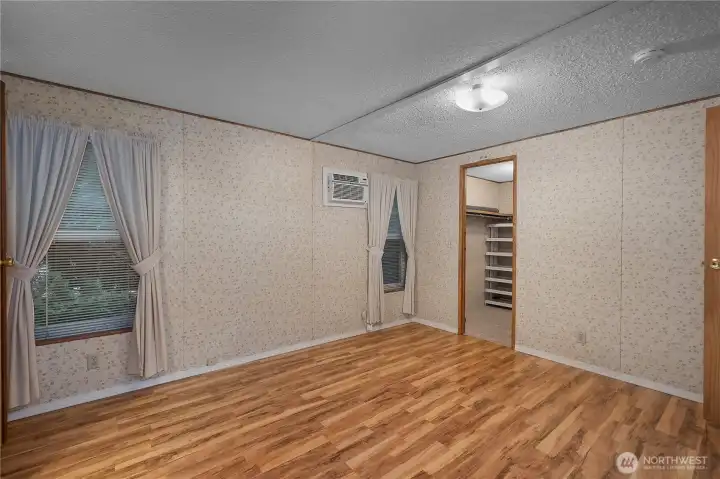 A view towards the walk-in closet.