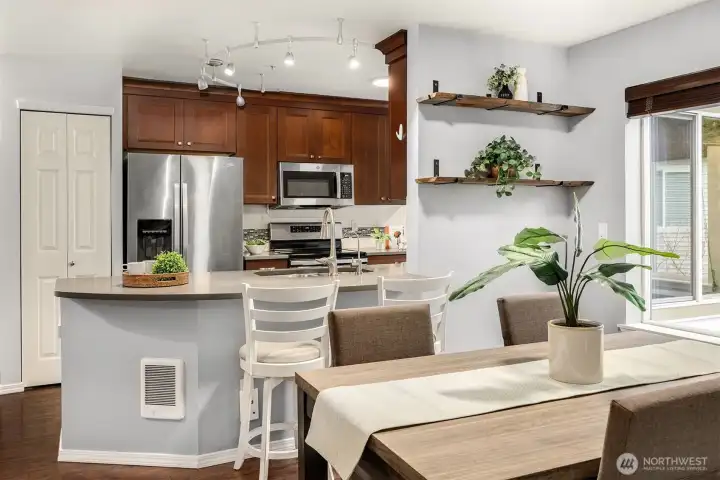 Open Floor Plan - Modern Kitchen w Breakfast Bar - Spacious Dining Room