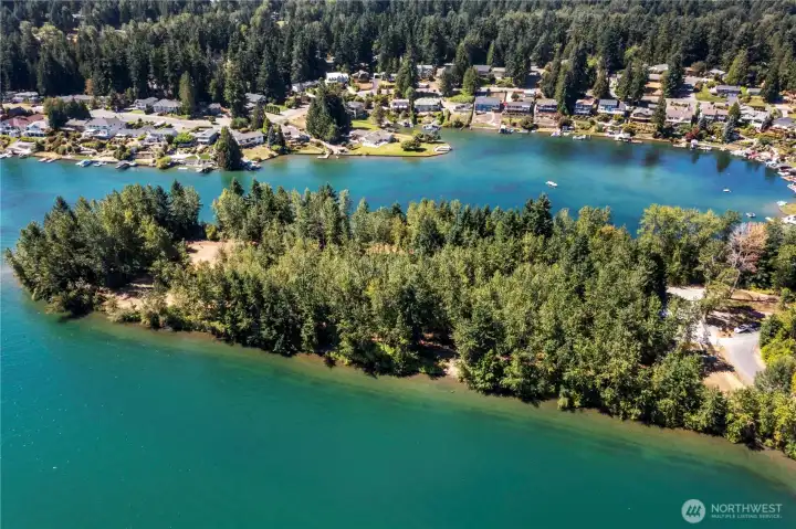 Private access to the Banker's Parks offers off leash dog area, walking trail and lake access