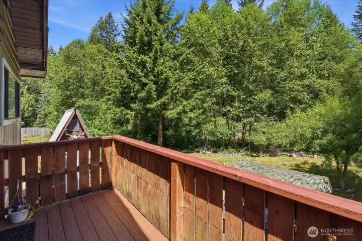 Small Back Upper Deck with new Treks Decking Small Back Upper Deck with new Treks Decking