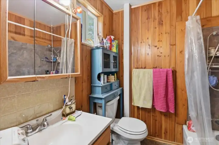 Upper Level Full Bathroom Upper Level Full Bathroom