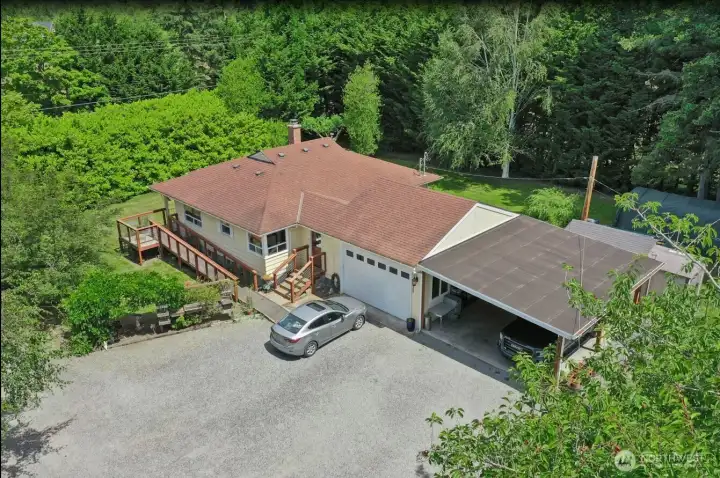 Main house with both upper stairs 3 beds, kitchen, laundry and lower living area with kitchen, laundry, and more. Main house with both upper stairs 3 beds, kitchen, laundry and lower living area with kitchen, laundry, and more.