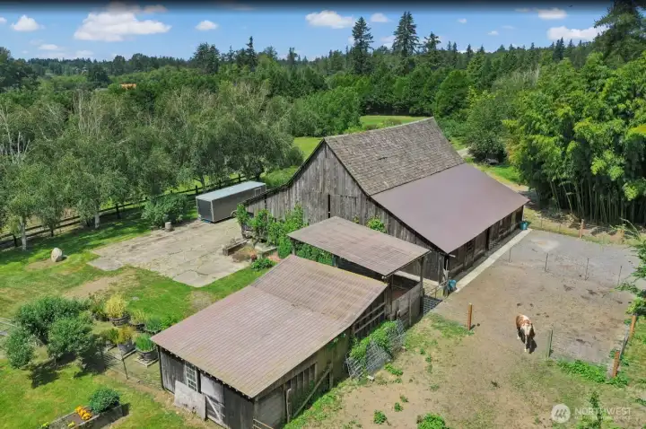 Historic bar with stalls and run-outs, heated tac room. Hay storage and equipment storage. Historic bar with stalls and run-outs, heated tac room. Hay storage and equipment storage.
