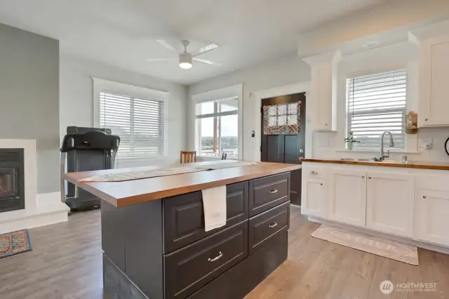 Kitchen island stays