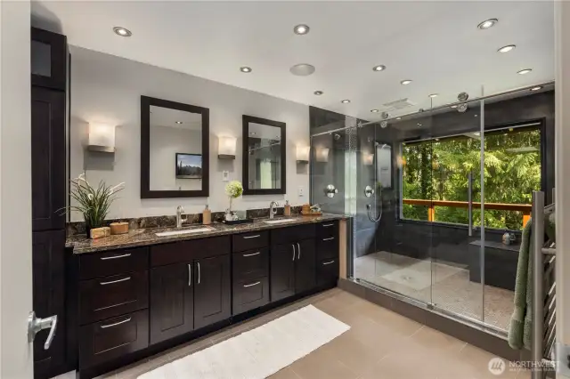 Large master bath with 2 person showing