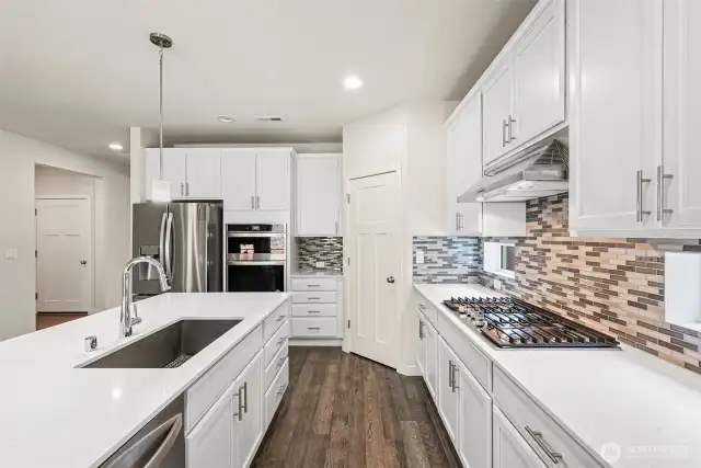 5 Burner Range, Backsplash, Abundant Cabinetry Storage w/ Easy Pull Out Shelving!