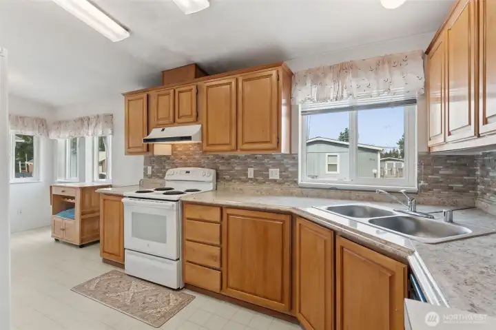 Well laid out open kitchen with plenty of counter space and cabinets!