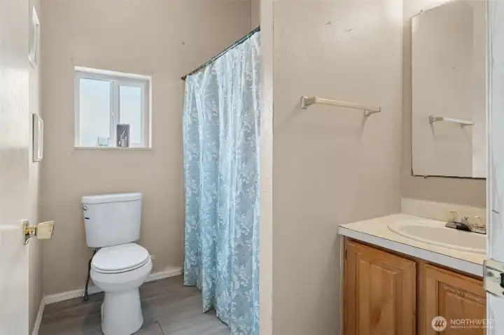 Full main bath centrally located between the two bedrooms