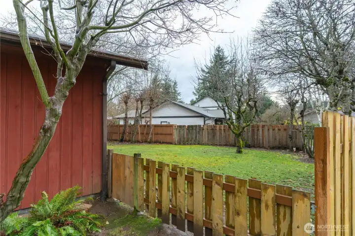 Lower fencing area can be lifted out for small boat storage in backyard.