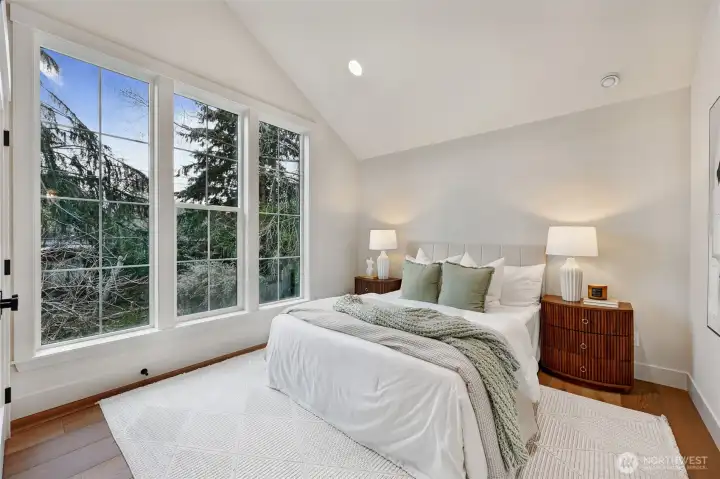 2nd ensuite upstairs, perfect for guest, grandparents, or teens!