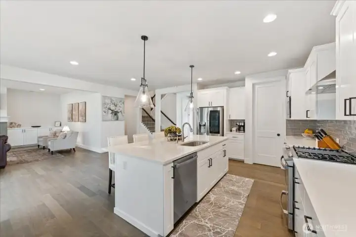 Open and functional, this kitchen is ideal for preparing meals while staying part of the conversation.
