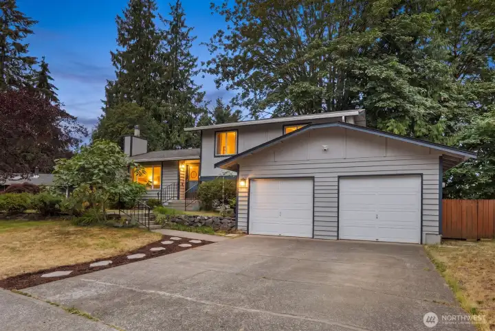 Tucked in Wildwood, this inviting 4 bedroom home welcomes you! Tucked in Wildwood, this inviting 4 bedroom home welcomes you!