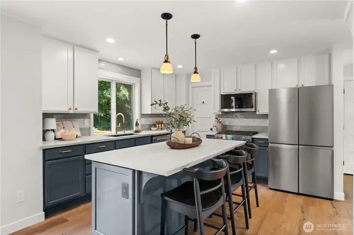 Granite counters, newly painted cabinets, newer fridge, walk -in pantry! Granite counters, newly painted cabinets, newer fridge, walk -in pantry!