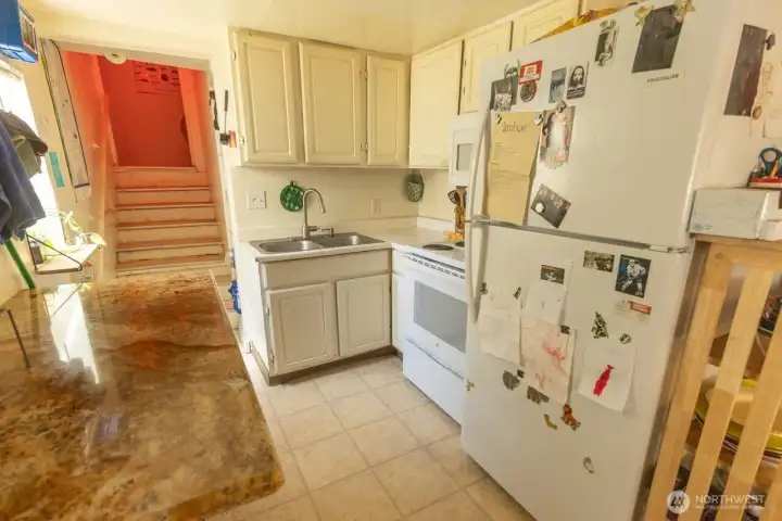 Unit B is 1030Sf and has 4 Bedrooms, 1 Bathroom, W/D and Microwave. Unit B is 1030Sf and has 4 Bedrooms, 1 Bathroom, W/D and Microwave.