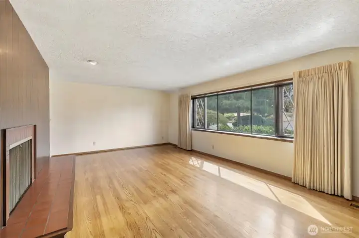 Living room with Fireplace