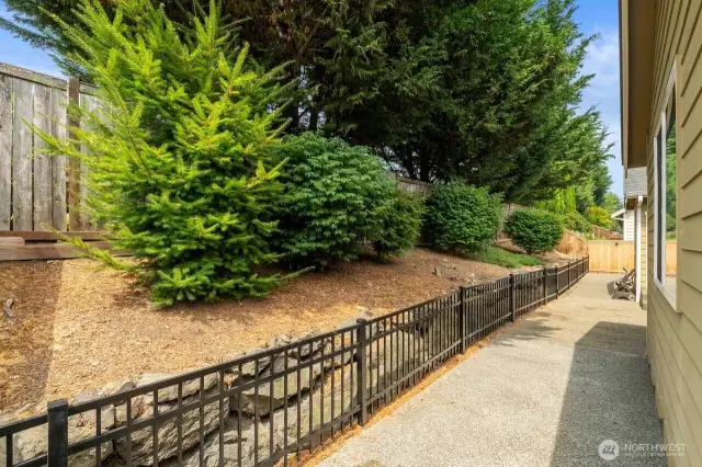 Rock wall w/Metal Fencing