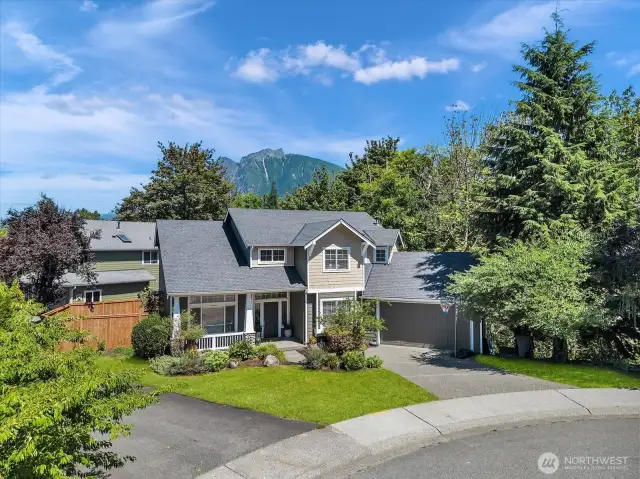 Nestled along the Northern slope of Rattlesnake Ridge with views of Mount Si’s Southwest face, Forster Woods is a quiet residential community of 216 Parkwood and John Day homes built in the 1990’s. You can explore nearby attractions such as the Mount Si recreation area, Twin Falls State Park, John Wayne Trail, Cedar River Watershed, Si View Park & Pool and of course, Snoqualmie Pass or play nearby at the newly expanded neighborhood park featuring a new sports court and fantastic mountain views. With easy access to I-90, SR-202 and downtown, come and see why Forster Woods is one of North Bend’s favorite places to live!