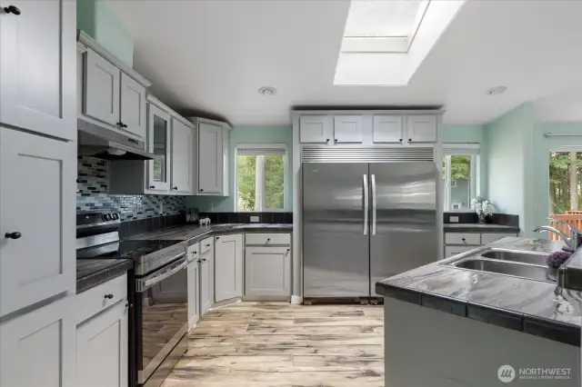Kitchen with side by side large freezer/Fridge