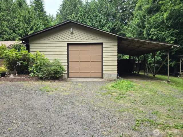 Amazing Shop with carport 960 square feet of amazing space!