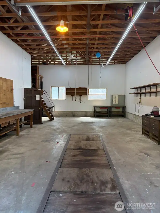 Shop has grease pit, It's own office, wired to handle your biggest machines!