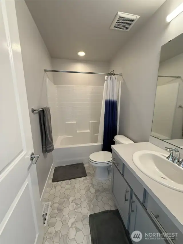 Full Bathroom in Hall