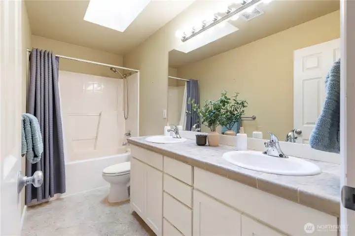 Upstairs full bathroom
