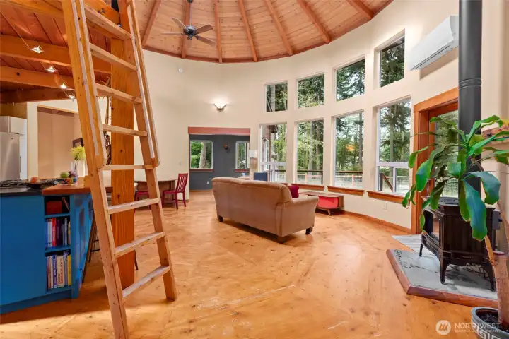 This is one of the most interesting and beautiful rooms I have seen. It's really cool!