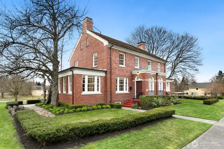 Gorgeous street appeal