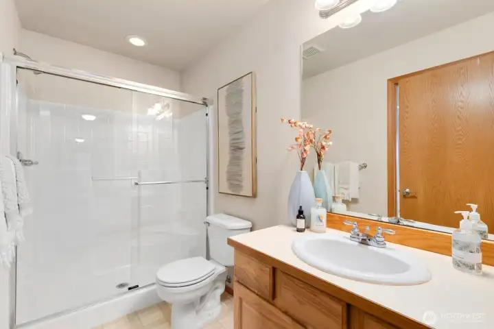 Upper level full bath / ensuite to bedroom 2.