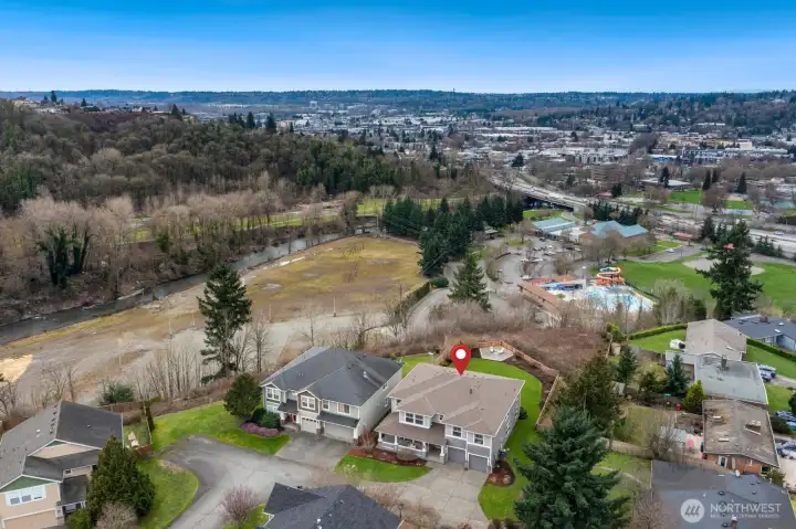 Nestled at the top of a hill with great views! Easy access to downtown Renton, Renton Community Center, Henry Moses Water Park and commute options.