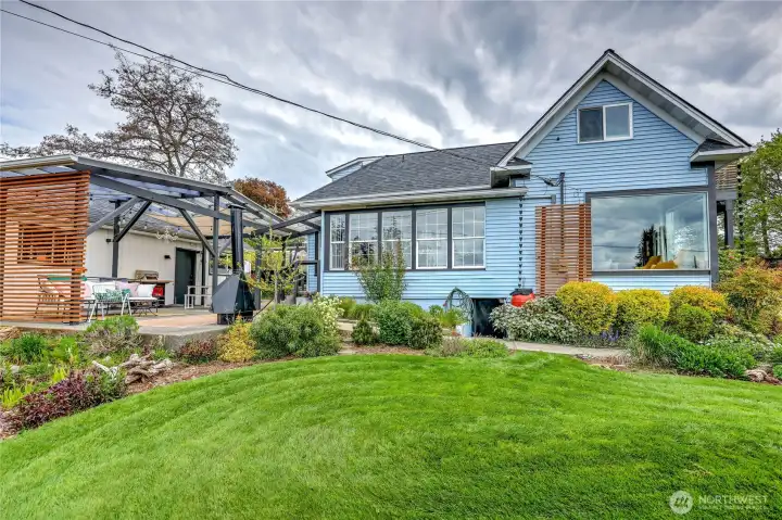 The grounds are like a park like setting!