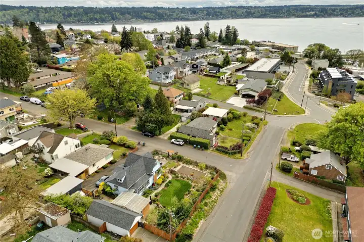 Just 2 blocks to the Manette Bridge!
