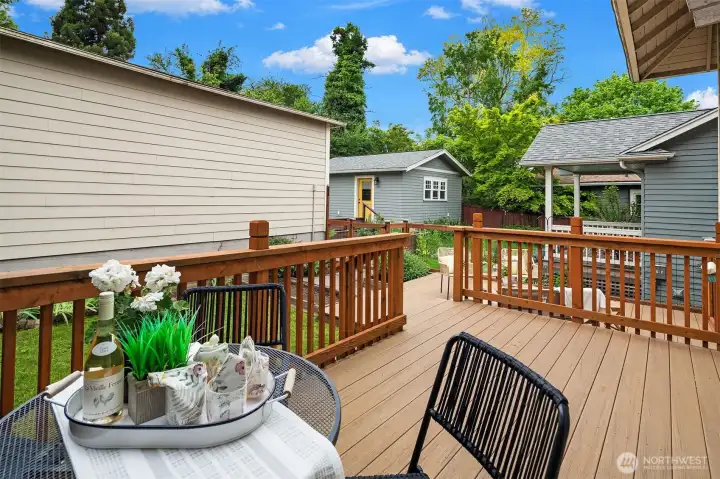 Nice deck to relax and enjoy the beauty of the Pacific NW!