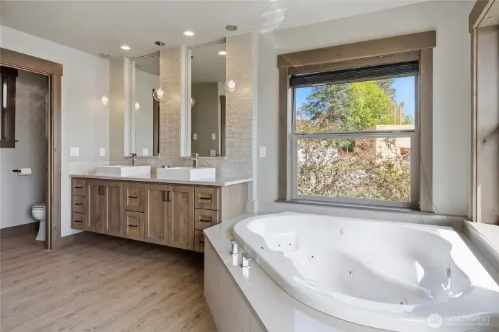 5 piece bath in primary