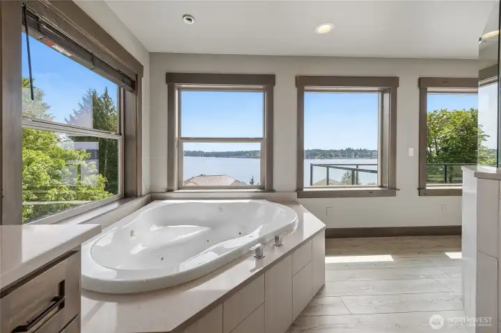 5 piece bath in primary