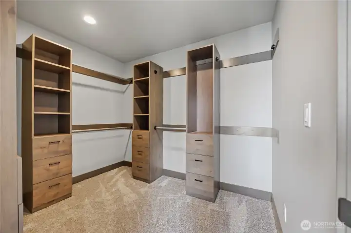 Primary bedroom Walk in closet