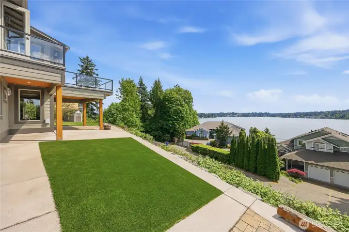Synthetic grass for low maintenance