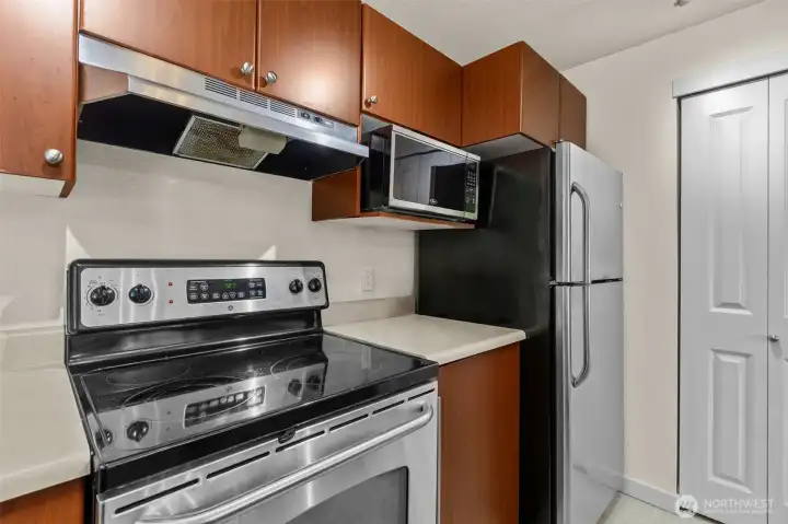 Virtually Staged kitchen with SS appliances included + pantry