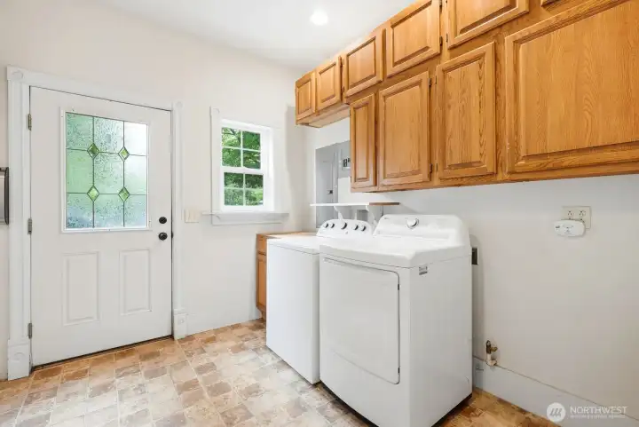 Mud/Laundry/Utility room off of dining area with entry to North side of house. Mud/Laundry/Utility room off of dining area with entry to North side of house.