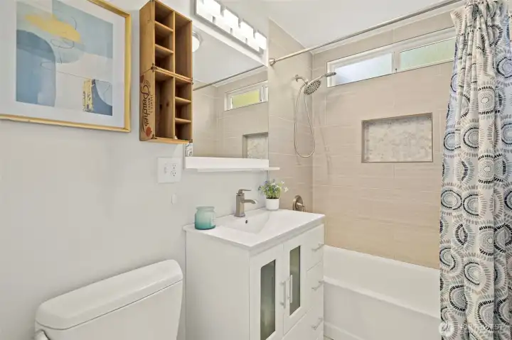 Full bath just off of the 2 main floor bedrooms Full bath just off of the 2 main floor bedrooms