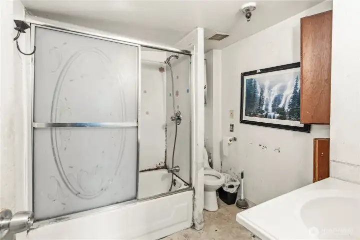 Full Bathroom
