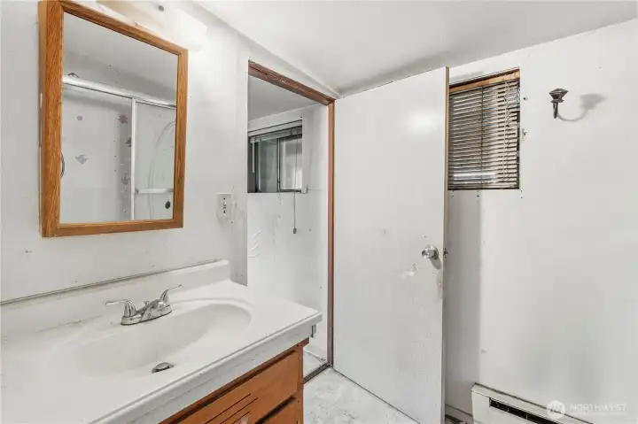 Another view of the full bathroom.