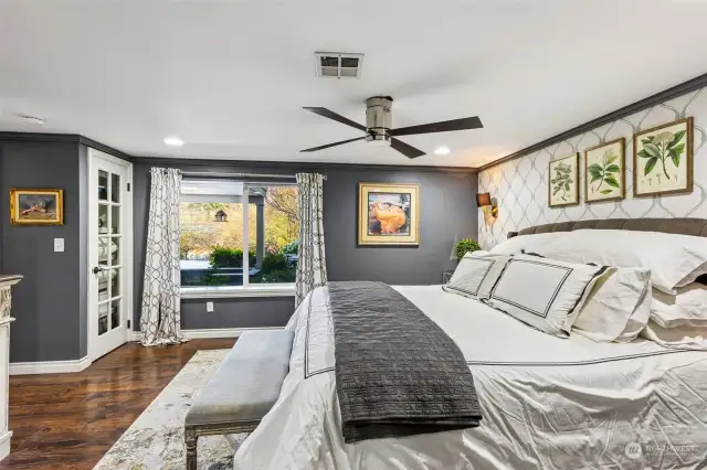 Large lower level primary bedroom ... nothing about it feels "under ground"! Look at those gleaming floors and large windows, allowing the outdoors in!