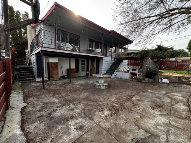 Outside, you’ll find a covered deck, outdoor fireplace, basketball court