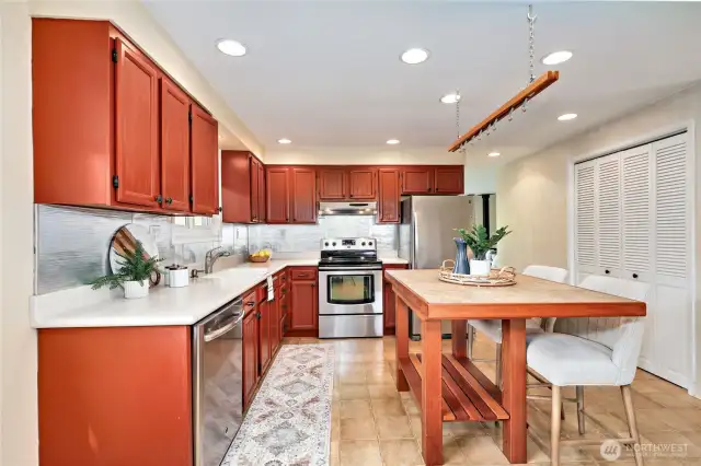 Large kitchen adn the island stays