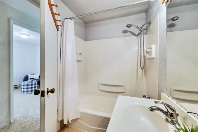 Full Bathroom with tub