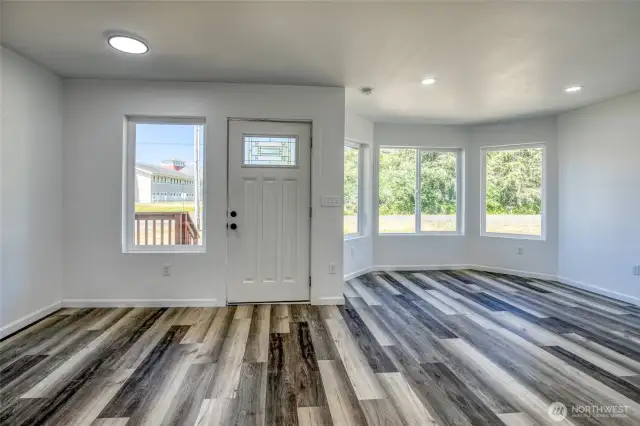 Light and bright living / dining space!