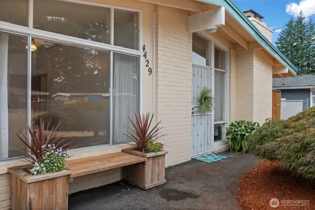 This home has an option for everyone. First time home buyers, small business owners, and even investors looking to create multiple rental units!
