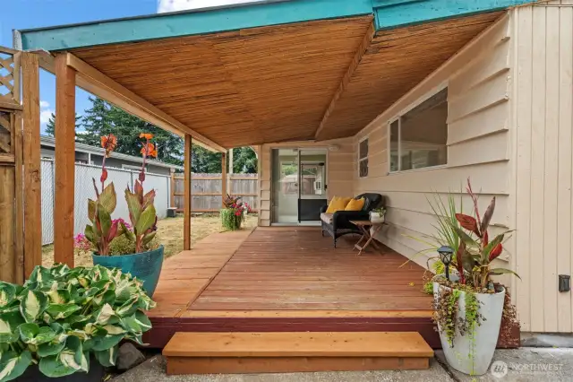 Fully fenced back yard!